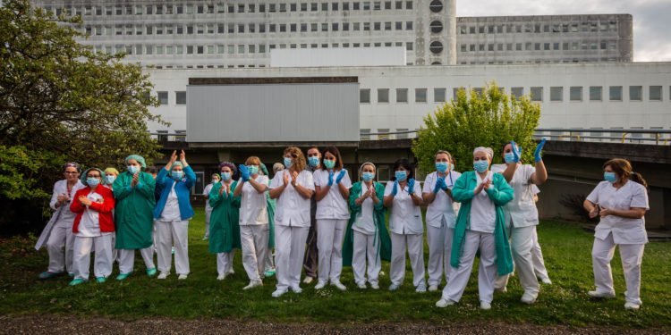 Enfermeras se movilizan en Vigo contra los contratos por días: «¡Basta ya de ser personal de usar y tirar!»