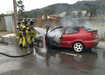 Un joven salva la vida en Vigo tras bajarse a tiempo de su coche en llamas