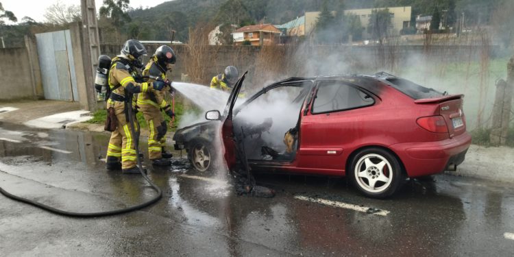 Un joven salva la vida en Vigo tras bajarse a tiempo de su coche en llamas