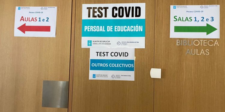Galicia repartirá test de Covid-19 en los colegios y tramitará baja y alta laboral a la vez
