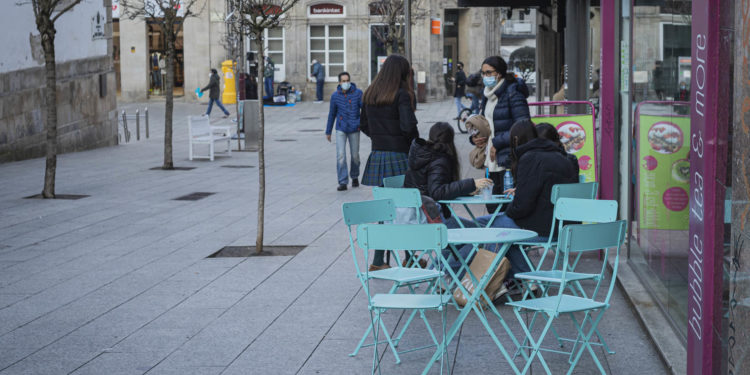 La hostelería gallega amplía a 15 los comensales en el exterior y recupera barras y horarios