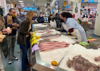 Fernández-Tapias inicia en O Calvario un recorrido que le llevará por todos los barrios y parroquias de Vigo