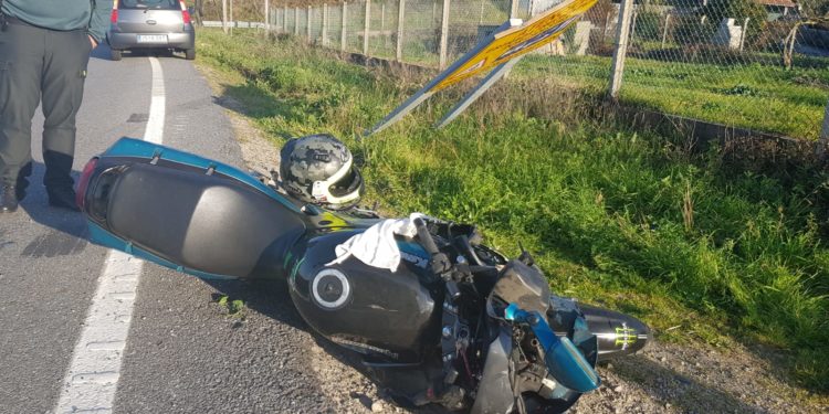 Un motorista vigués herido al sufrir un accidente en Baredo