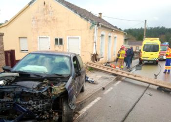 Un conductor herido al chocar contra una casa en Angoares y derribar un poste eléctrico
