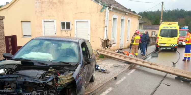 Un conductor herido al chocar contra una casa en Angoares y derribar un poste eléctrico