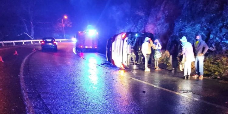 Tres heridos en una colisión frontal y posterior vuelco en Cesantes