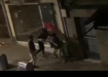 La paliza a dos jóvenes en Vigo se produjo tras llamar la atención a los agresores por mear en el portal