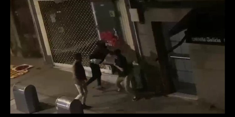 La paliza a dos jóvenes en Vigo se produjo tras llamar la atención a los agresores por mear en el portal