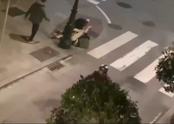 La paliza a dos jóvenes en Vigo se produjo tras llamar la atención a los agresores por mear en el portal