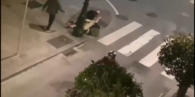 La paliza a dos jóvenes en Vigo se produjo tras llamar la atención a los agresores por mear en el portal