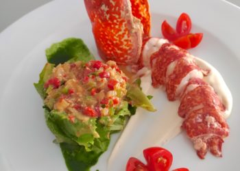 Ensalada de bogavante con salpicón de sus corales