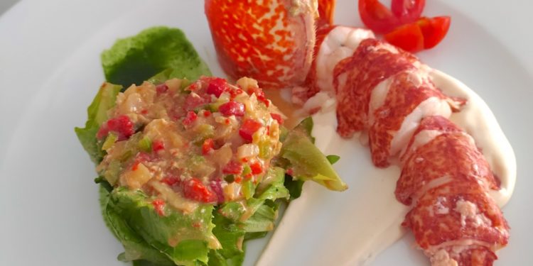 Ensalada de bogavante con salpicón de sus corales