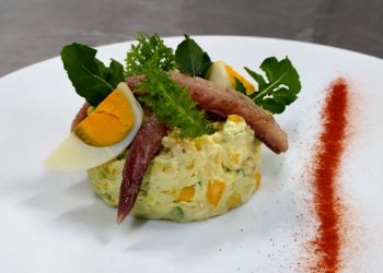 Timbal de aguacate, mango y queso crema con sardina ahumada