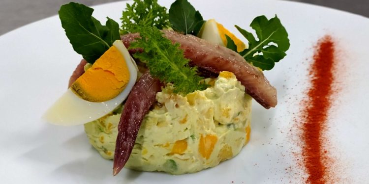 Timbal de aguacate, mango y queso crema con sardina ahumada