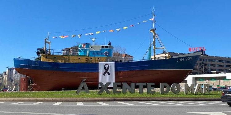 Lazos negros no Alfageme e flores en Castelao para lembrar ao «Villa de Pitanxo»