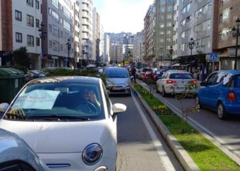 Decenas de vehículos recorren Vigo contra el vial en Beade