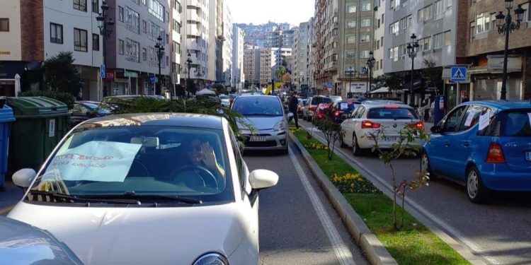 Decenas de vehículos recorren Vigo contra el vial en Beade