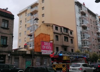 Los bomberos rescatan a una mujer en Vigo y evitan que se lance a la calle
