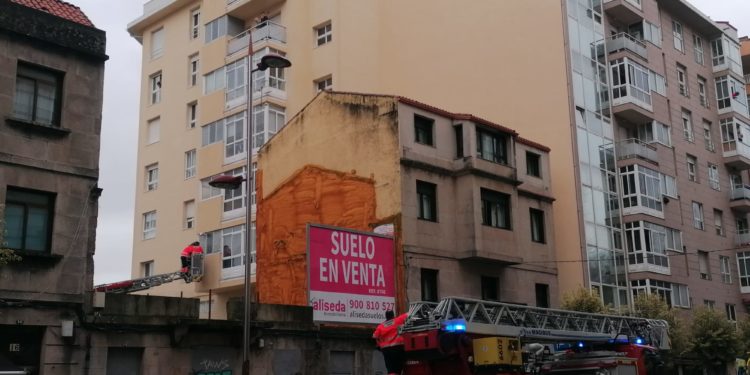 Los bomberos rescatan a una mujer en Vigo y evitan que se lance a la calle