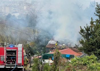 Los Bomberos sofocan un incendio que arrasó una vivienda en Vigo