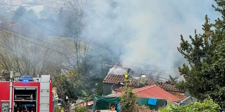 Los Bomberos sofocan un incendio que arrasó una vivienda en Vigo