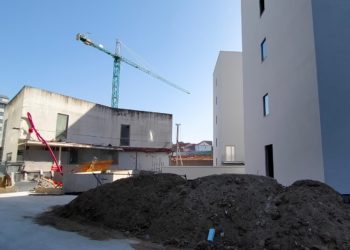 Reclaman usar o edificio da antiga cafetería do Hospital Xeral con fins sanitarios