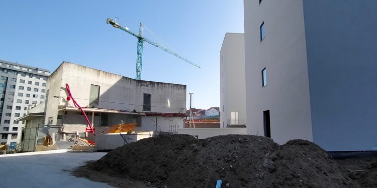 Reclaman usar o edificio da antiga cafetería do Hospital Xeral con fins sanitarios