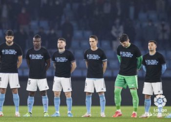 Sentido minuto de silencio y largo aplauso en Balaídos por los marineros del ‘Pitanxo’