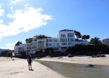 Los bomberos rescatan a una mujer herida al precipitarse a la desembocadura del Lagares en Samil