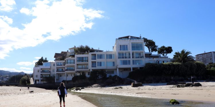 Los bomberos rescatan a una mujer herida al precipitarse a la desembocadura del Lagares en Samil