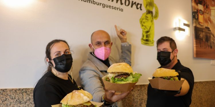 La icónica Hamburguesería Alhambra de O Porriño compite por la ‘Best Burger’ de España