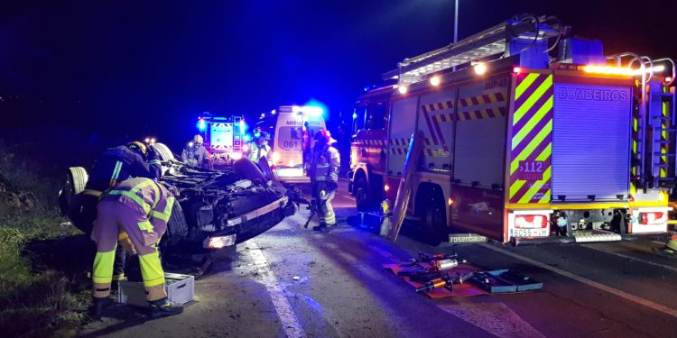 Herido de gravedad un conductor tras volcar en Tomiño