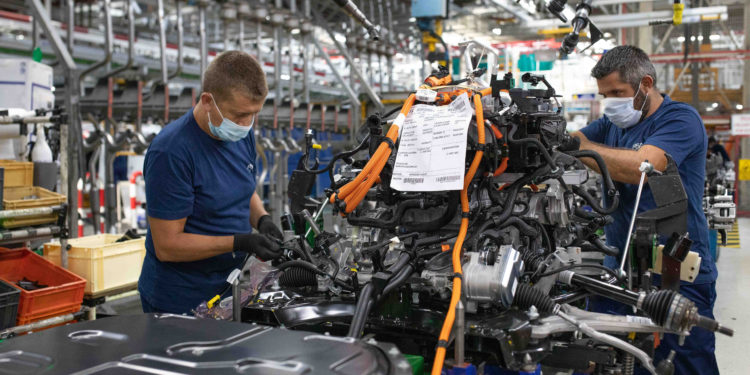 Stellantis multiplicó por 2,8 su beneficio anual y repartirá 1.900 millones entre la plantilla