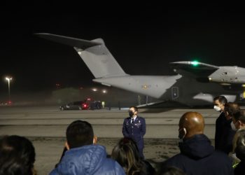 «Abatidos»: así desembarcaron en Santiago los tres supervivientes del ‘Pitanxo’