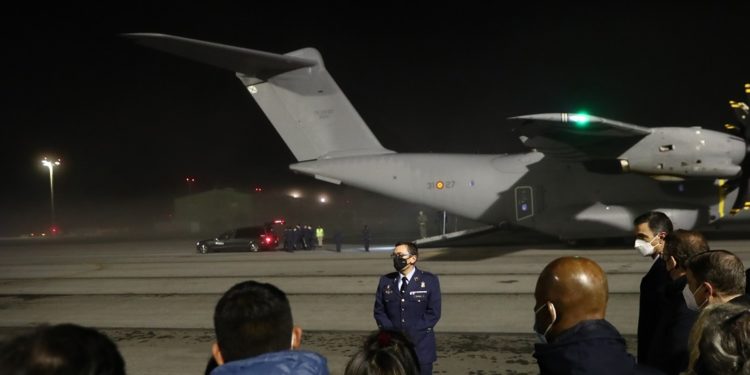 «Abatidos»: así desembarcaron en Santiago los tres supervivientes del ‘Pitanxo’