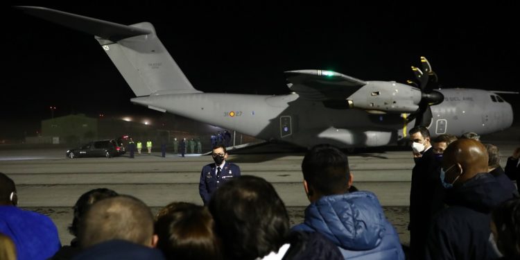 Aterriza en Santiago el avión con supervivientes y fallecidos del ‘Villa de Pitanxo’