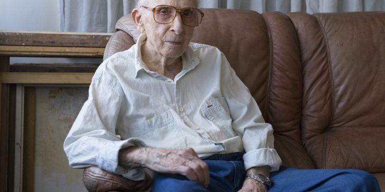 El vigués Luis Torras, el pintor más viejo del mundo, encamina los 110 años pincel en mano