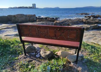 El nuevo mejor banco del mundo, el primero itinerante, reaparece por sorpresa en una playa de Vigo