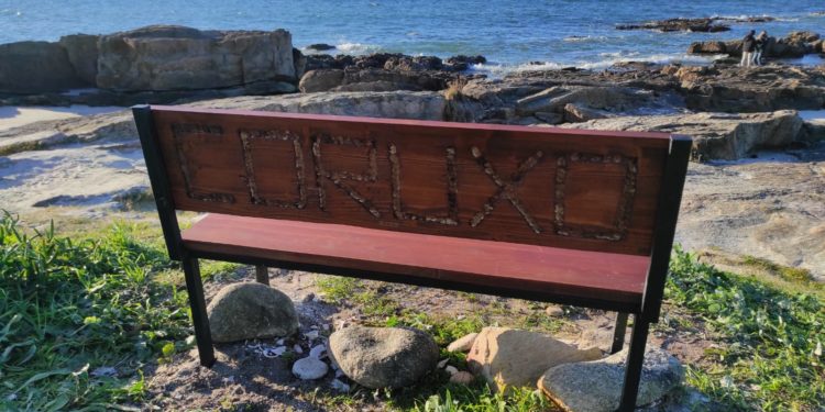 El nuevo mejor banco del mundo, el primero itinerante, reaparece por sorpresa en una playa de Vigo