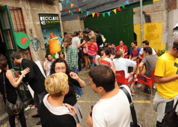 Mercadillos en los bares y sesión vermú, el nuevo fenómeno que revoluciona los sábados en el centro de Vigo