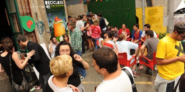 Mercadillos en los bares y sesión vermú, el nuevo fenómeno que revoluciona los sábados en el centro de Vigo