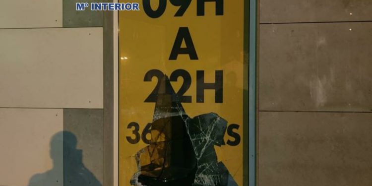 Tres detenidos por robar en dos farmacias de Vigo usando tapas de alcantarilla para entrar