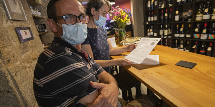 Galicia aumenta los comensales por mesa y elimina el ‘pasaporte covid’ en la hostelería