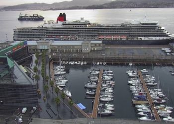 El ‘Queen Elizabeth’ hace noche en Vigo con 1.300 pasajeros