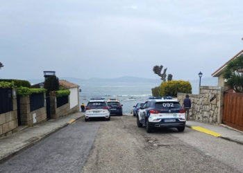 Un policía y un vecino de Canido rescatan a un marinero que naufragó en Cabo Estai