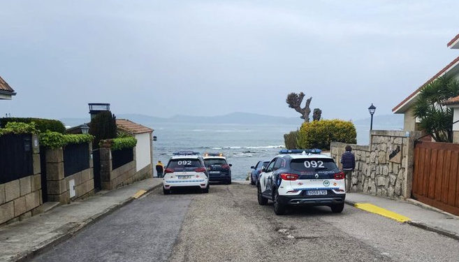 Un policía y un vecino de Canido rescatan a un marinero que naufragó en Cabo Estai