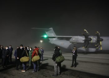 «Abatidos»: así desembarcaron en Santiago los tres supervivientes del ‘Pitanxo’