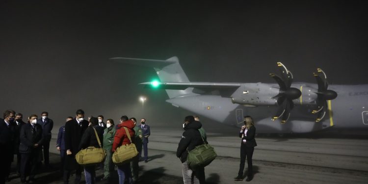 «Abatidos»: así desembarcaron en Santiago los tres supervivientes del ‘Pitanxo’