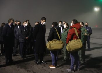 «Abatidos»: así desembarcaron en Santiago los tres supervivientes del ‘Pitanxo’