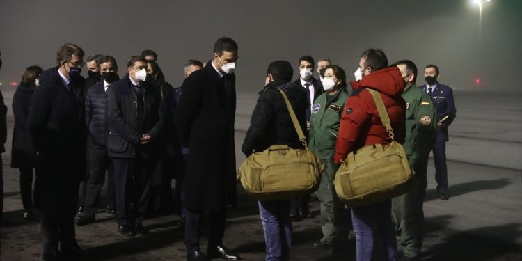 «Abatidos»: así desembarcaron en Santiago los tres supervivientes del ‘Pitanxo’